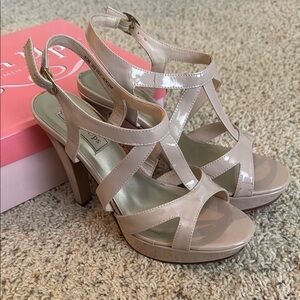 LIKE NEW neutral heels
